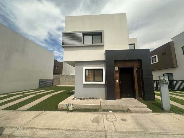 ¡Se renta casa con amplio terreno en ADARA 2 Mexicali, B.C. !