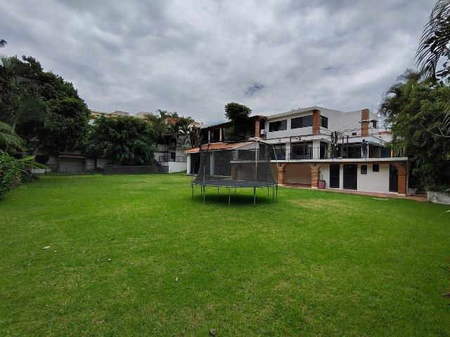 Se Renta Casa Con Arbol al interior en Lomas de Cortes