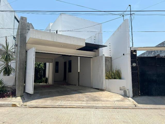 Se Renta Casa con Piscina de 3 Recamaras y con Estudio en Calle 47