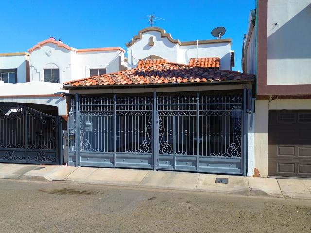 SE RENTA CASA DE DOS NIVELES SEMI AMUEBLADA, EN RESIDENCIAL PRIVADO, UBICADA EN AV. ASSIS, GRAN VENECIA, MEXICALI B.C