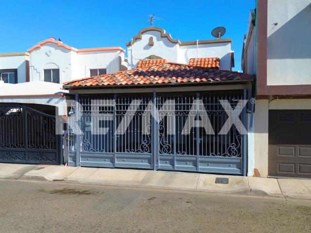 SE RENTA CASA DE DOS NIVELES SEMI AMUEBLADA, EN RESIDENCIAL PRIVADO, UBICADA EN AV. ASSIS, GRAN VENECIA, MEXICALI B.C