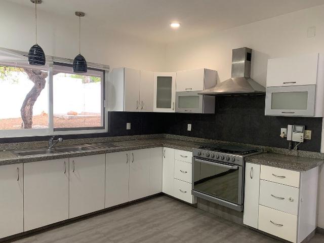 se renta casa en privada en la zona del clib campestre