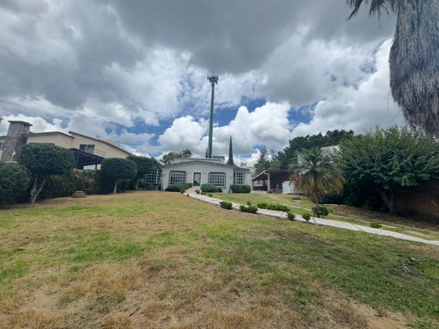 Se Renta Casa en Villas de Irapuato con gran jardín y en Av Principal