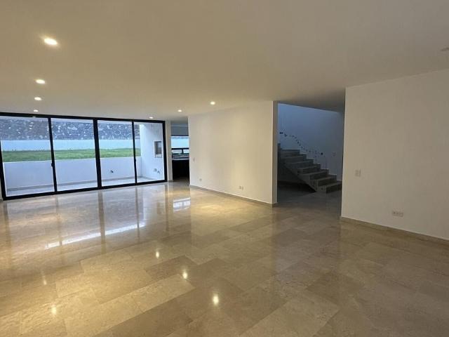 Se Renta / vende casa en Vista Real.2