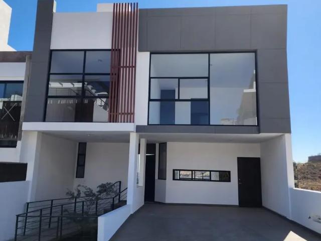 SE RENTA HERMOSA CASA EN LAS VILAS!