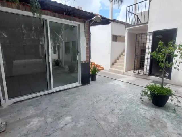Se renta local a una cuadra de la Ave. Venustiano Carranza, Col. Villa Olímpica
