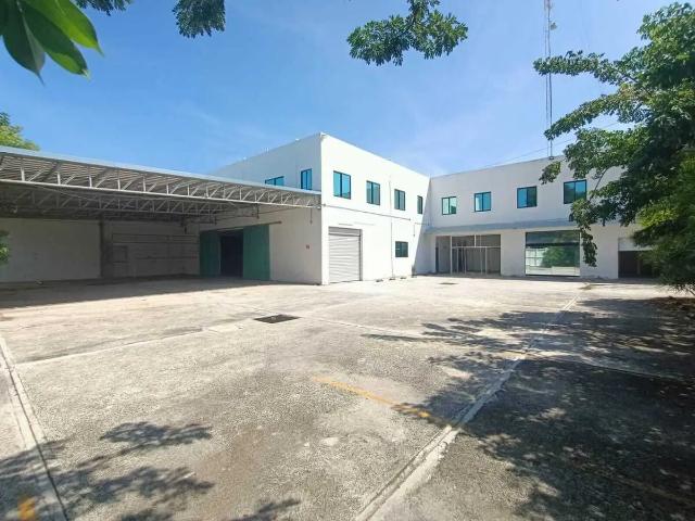 SE RENTA LOCAL COMERCIAL EN ESQUINA SOBRE AV ITZAES, MERIDA YUC