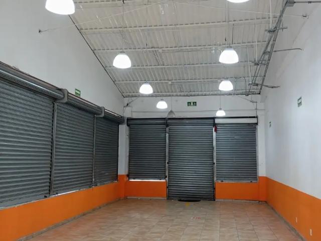 Se Renta Local en Av. Sor Juana, Tlalnepantla Centro en Esquina con doble altura frente al SAT