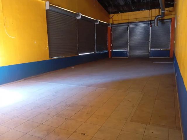 Se Renta Local en Av. Sor Juana, Tlalnepantla Centro en Esquina con doble altura frente al SAT