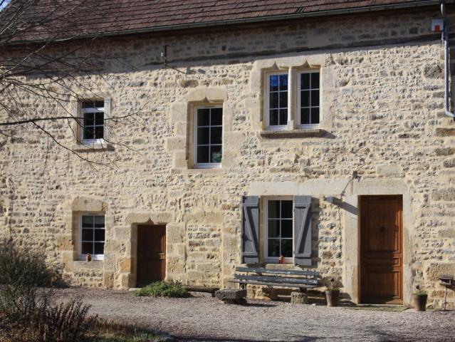 SEMUR 20 min: maison rénovée 239 m² + gîte 110 m², dépendances, jardin, piscine. Prix: 580 000