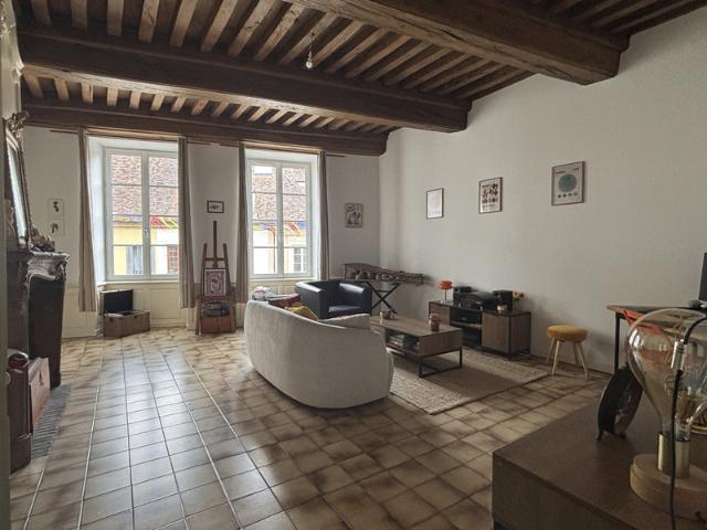 SEMUR EN AUXOIS centre ville: appartement quatre piéces, 93m², avec une terrasse. Prix: 155 000€