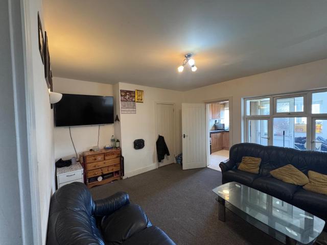 Four bedroom semi detached house to rent Dormers Avenue, Southall UB1