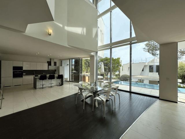 Semi Detached House in The Golden Mile