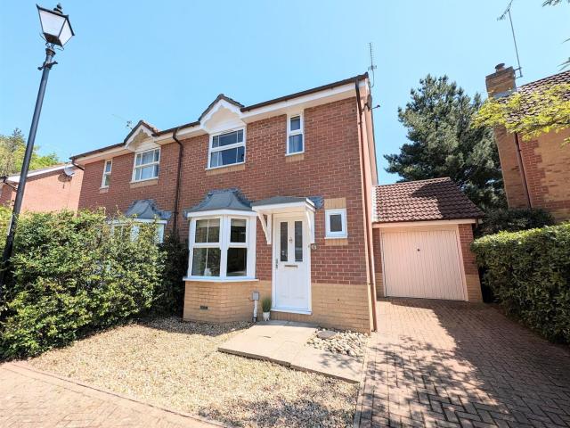 Semi Detached House to let in Bullfinch Close, Horsham, RH12 RH12 5HF | Courtney Green