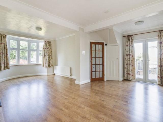 Semi detached House to rent Ankerdine Crescent, London, SE18
