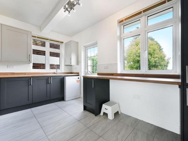 Semi Detached House to rent with 4 bedrooms, Downs Way, Epsom