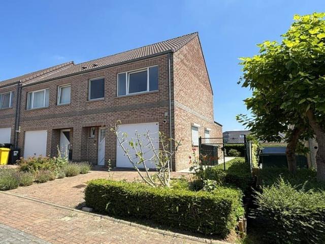Semi detached house with 4 bedrooms, garage and garden