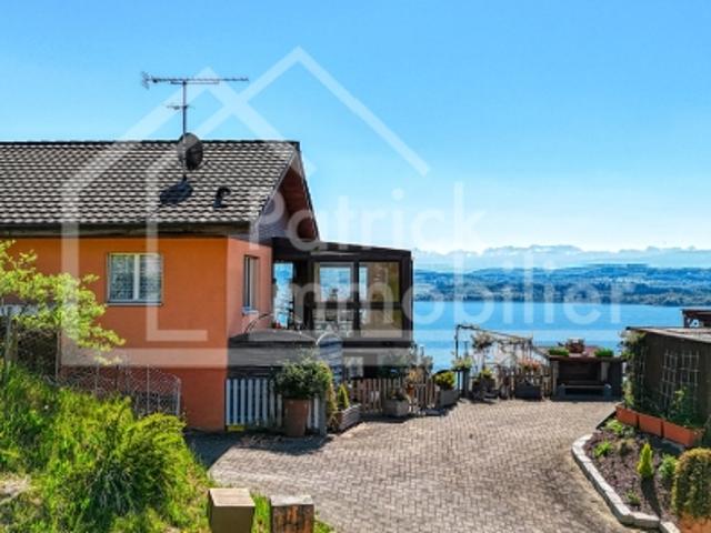 Doppelhaushälfte mit Panoramablick auf den Murtensee