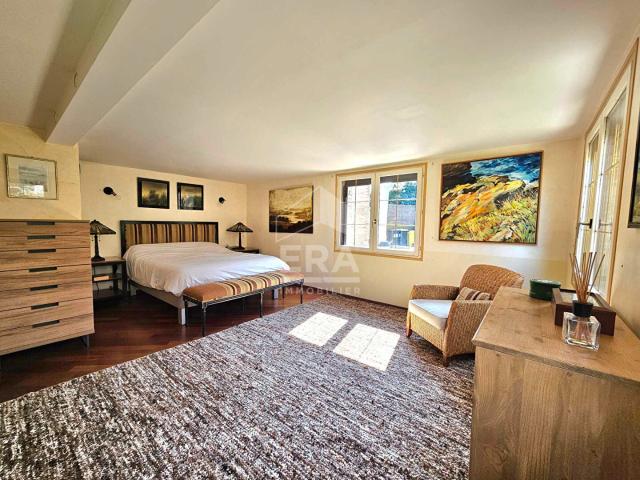 Semi plain pied, 4 chambres, bureau, jardin, dépendances, garage