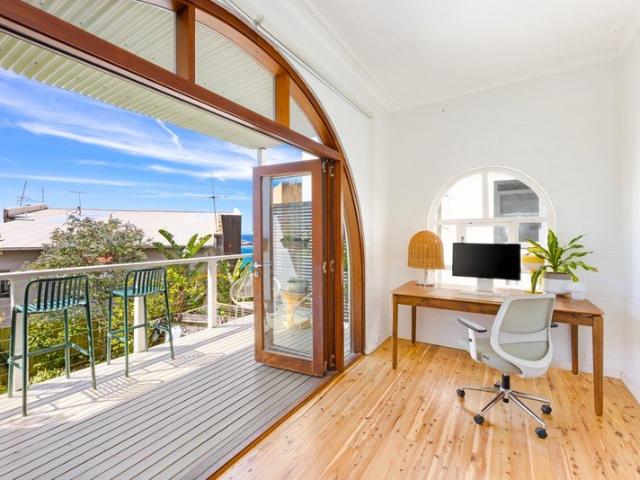 Semi Sized Art Deco Apartment, Just Steps To The Bondi Beach