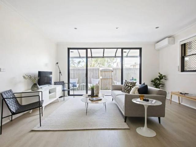 Semi sized courtyard apartment with large study