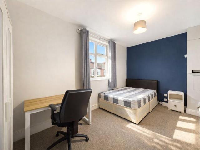Semilong Road, Northampton NN2 1 bed in a house share to rent £550 pcm £127 pw