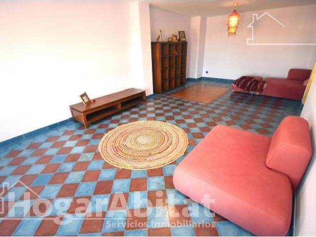 SEMINUEVO, AMPLIO Y CON TERRAZA