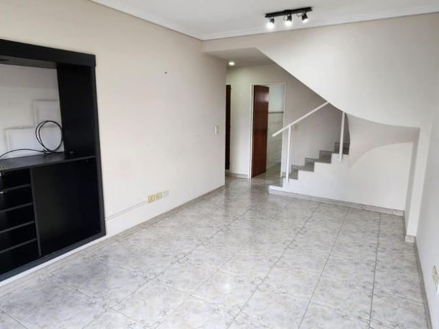 Semipiso en dúplex de 2 ambientes con cochera cubierta