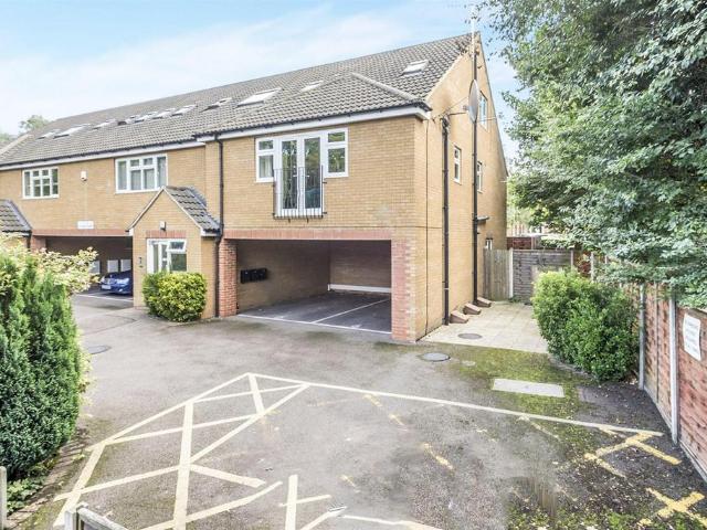 Sentry Court, Grove Road, Hitchin SG4 3 bed flat to rent £1,800 pcm £415 pw
