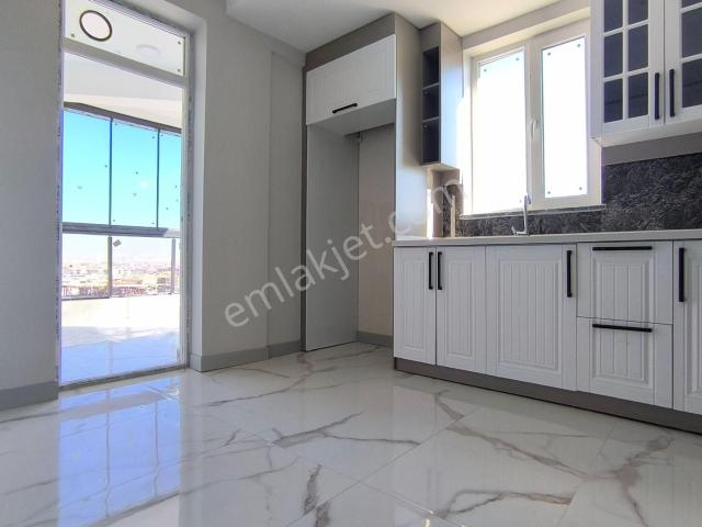 Senaemlaktan Yenkent Katlarda Fullyapılı Sıfır 3+1 Cam Balkonul Satılık Direler