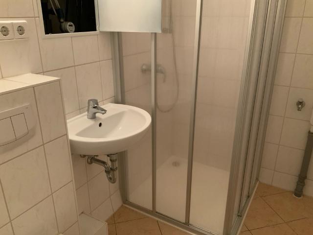 Senioren aufgepasst: 1 Raumwohnung mit Dusche, Balkon und separater Küche