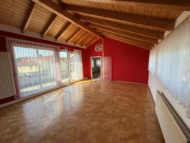 Seniorengerechte 2 Zimmer Dachgeschosswohnung mit Carport in Steinheim