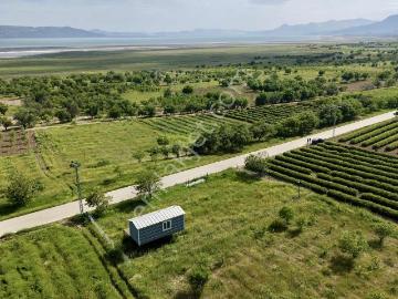 Senir'de Göl Manzaralı 720m2 Kurulu Düzen Hobi Bahçesi