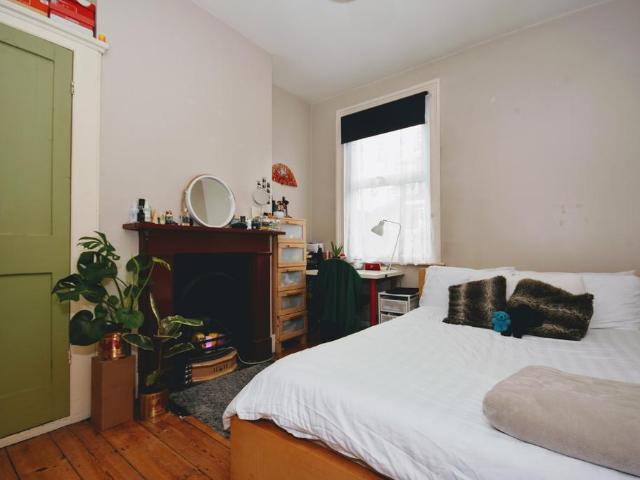 Senrab Street, London E1 1 bed house of multiple occupation to rent £900 pcm £208 pw