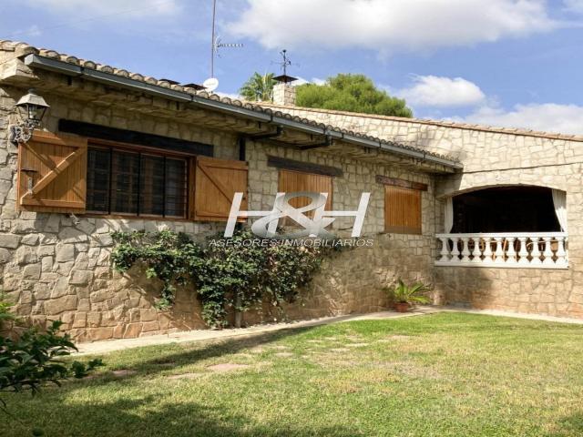Sensacional villa en urbanización Santa Bárbara. / HH Asesores inmobiliarios