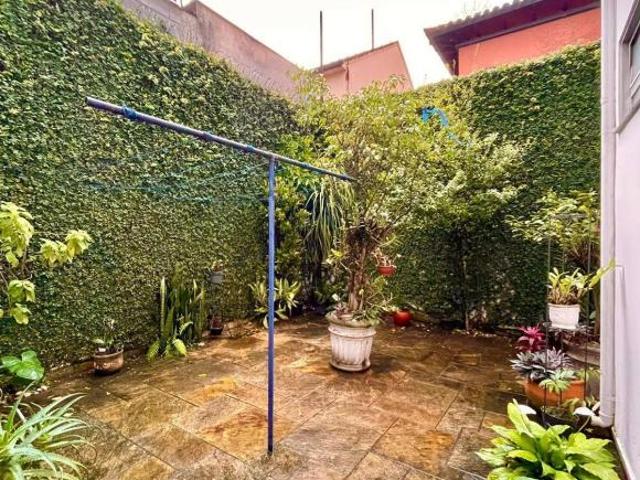 Elegante casa para venda em Paraíso com 4 quartos, sendo 1 suíte, 220m²