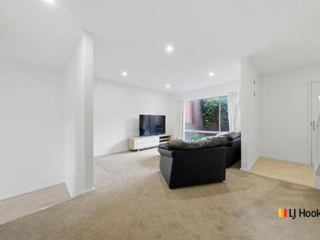 SENSATIONAL TOWNHOUSE OVERLOOKING RESERVE