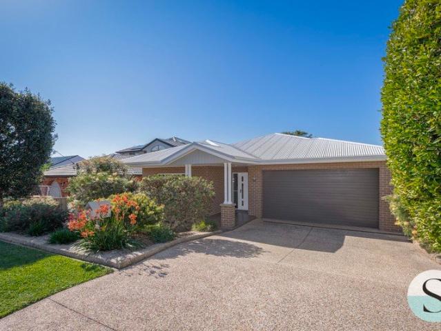 Sensational Whisper Quiet Location Close to Cafes & Surf Club, Immaculately Maintained & Beautifully Presented, Like New, Single Level living!