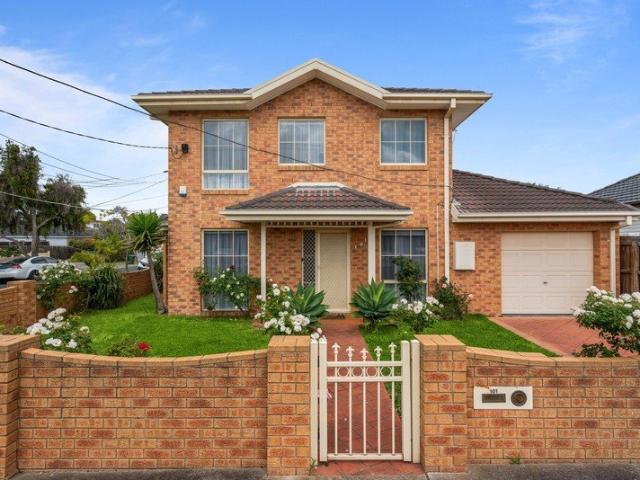 SENSATIONAL DOUBLE STOREY SIGNATURE BRICK FAMILY HOME