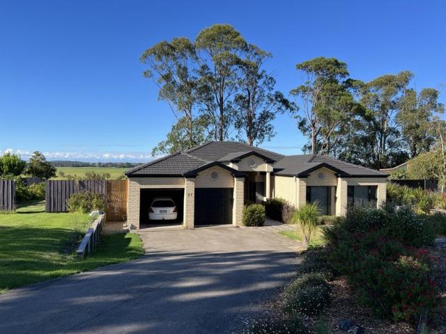 SENSATIONAL FAMILY HOME WITH AWESOME RURAL VIEWS!