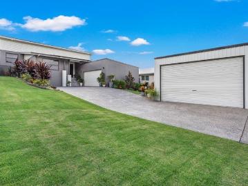 Sensational living with glimpses of the sea