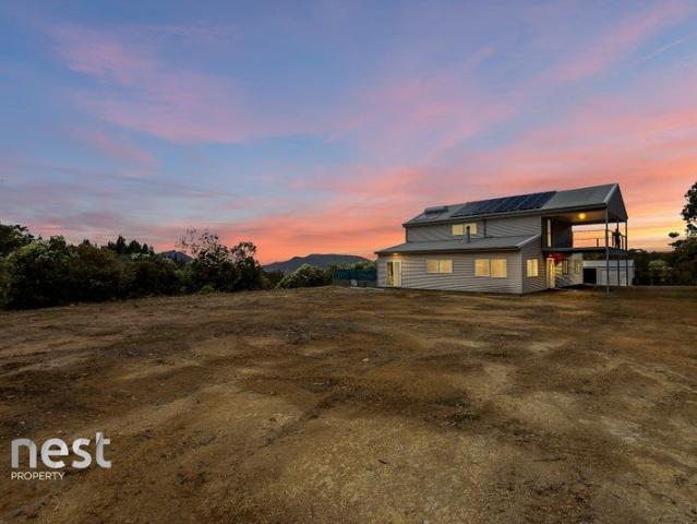 Sensational Off Grid Lifestyle Property!