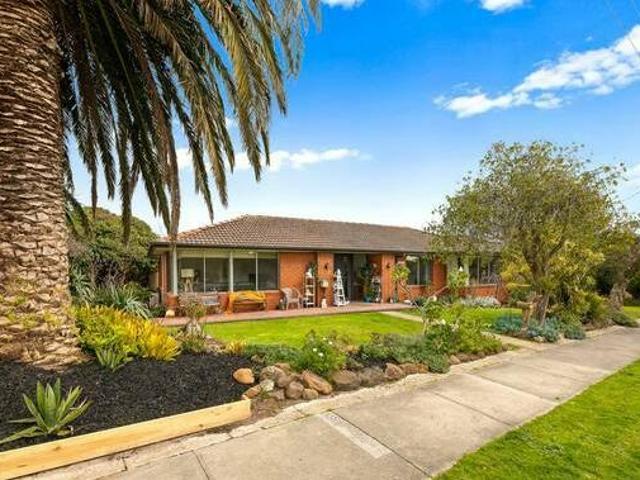 Sensational single level with sparkle and flair