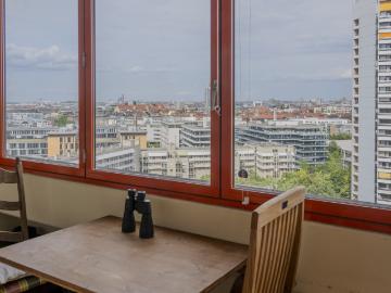 Sensationeller Ausblick über München! 2 Zimmer Wohnung im 15. Stock mit Wintergarten und Loggia