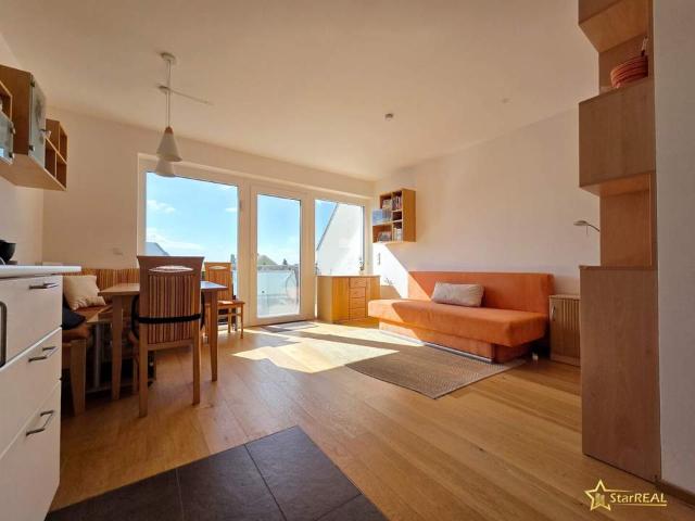 RESERVIERT. SENSATIONSPREIS! LICHTDURCHFLUTETE DACHGESCHOSSWOHNUNG MIT TERRASSE, TIEFGARAGENPLATZ & PERFEKTEM GRUNDRISS – NUR 400 METER BIS WIEN!