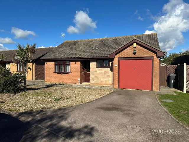 Seavert Close, Carlton Colville NR33, 2 bed detached bungalow to rent, £1,095 pcm | PrimeLocation