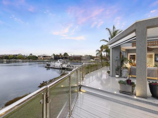 'Sea Breeze' Absolute Waterfront Luxury with Private Powered Jetty