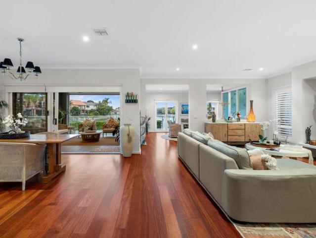 'Sea Breeze' Absolute Waterfront Luxury with Private Powered Jetty
