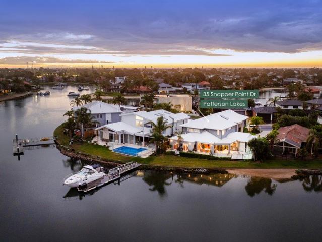 'Sea Breeze' Absolute Waterfront Luxury with Private Powered Jetty