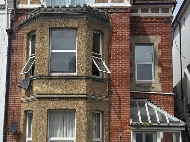 Sea Road, Bexhill on Sea TN40 2 bed maisonette to rent £1,000 pcm £231 pw